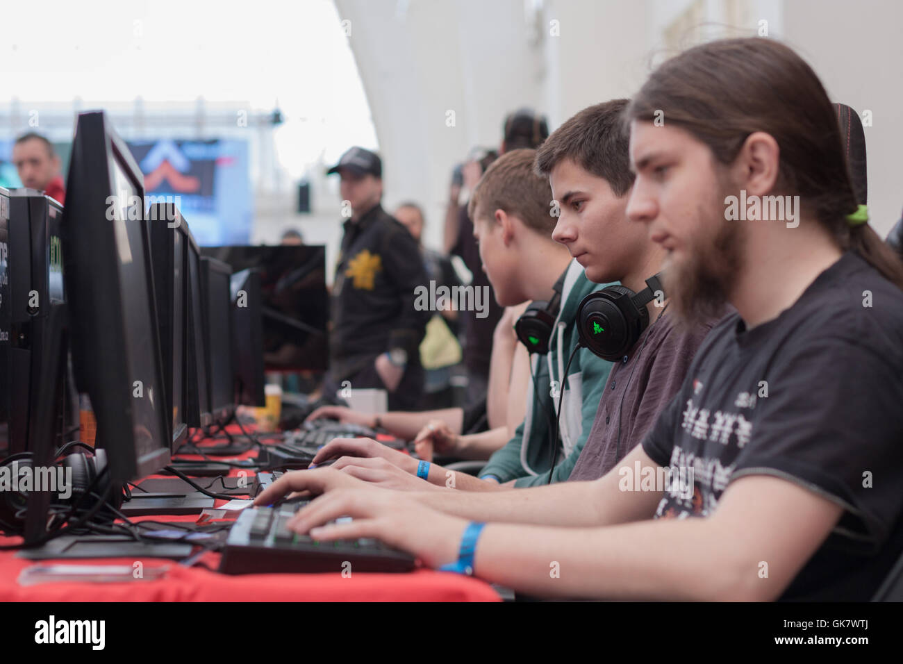 BRNO, République tchèque - 30 avril 2016 : jeunes gens assis sur chaise de jeu et jouez le jeu sur PC à l'Animefest, convention d'anime Banque D'Images