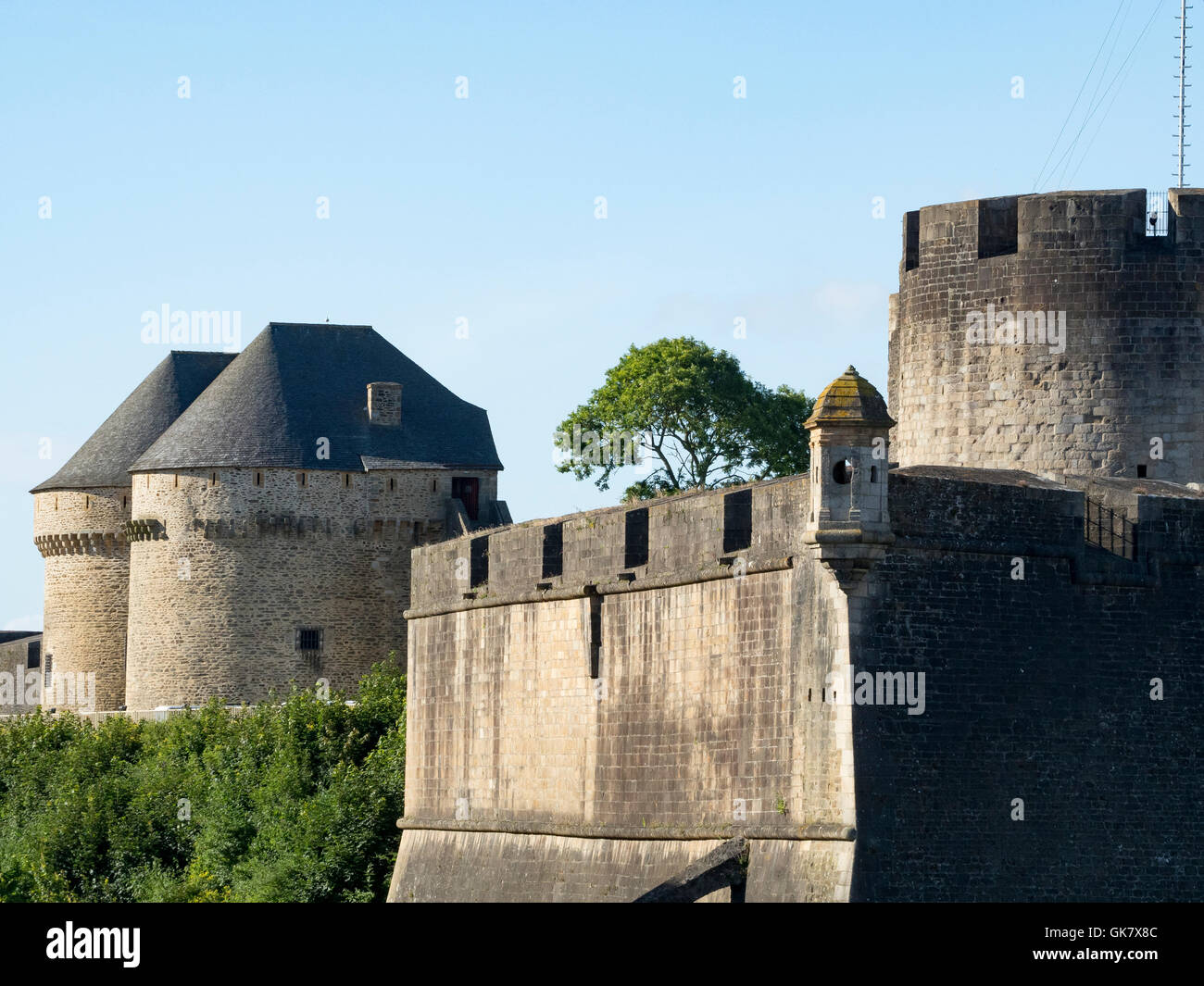 Vue partielle sur le château de Brest, forteresse militaire qui domine la ville de Brest. Banque D'Images