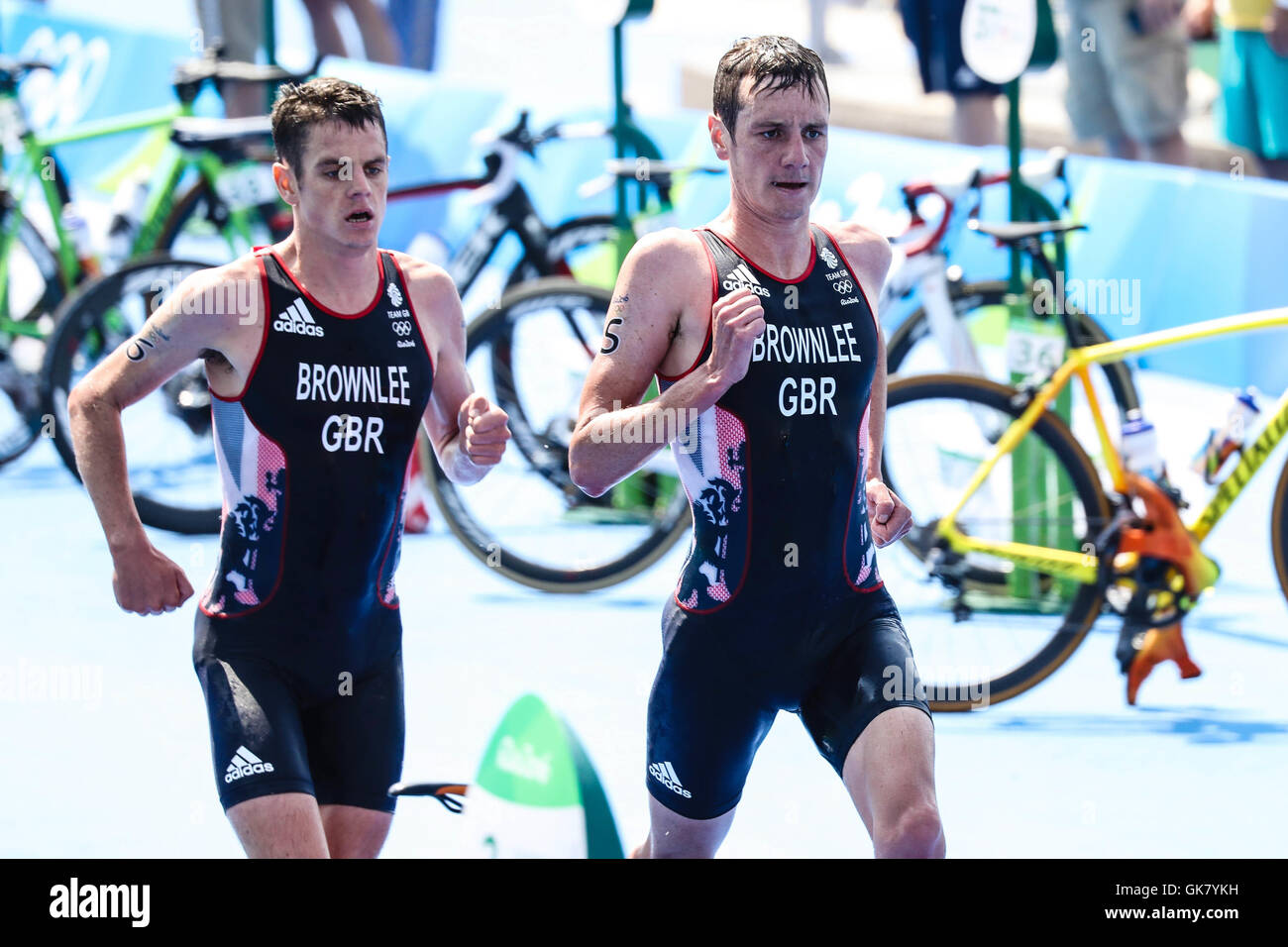 Rio de Janeiro, Brésil. 18 août, 2016. 2016 JEUX OLYMPIQUES DE TRIATHLON - Les frères Alistair et Jonathan Brownlee (GBR) pendant le Triathlon des Jeux Olympiques de Rio en 2016 qui a eu lieu à la Forte de Copacabana, la plage de Copacabana. Crédit : Foto Arena LTDA/Alamy Live News Banque D'Images