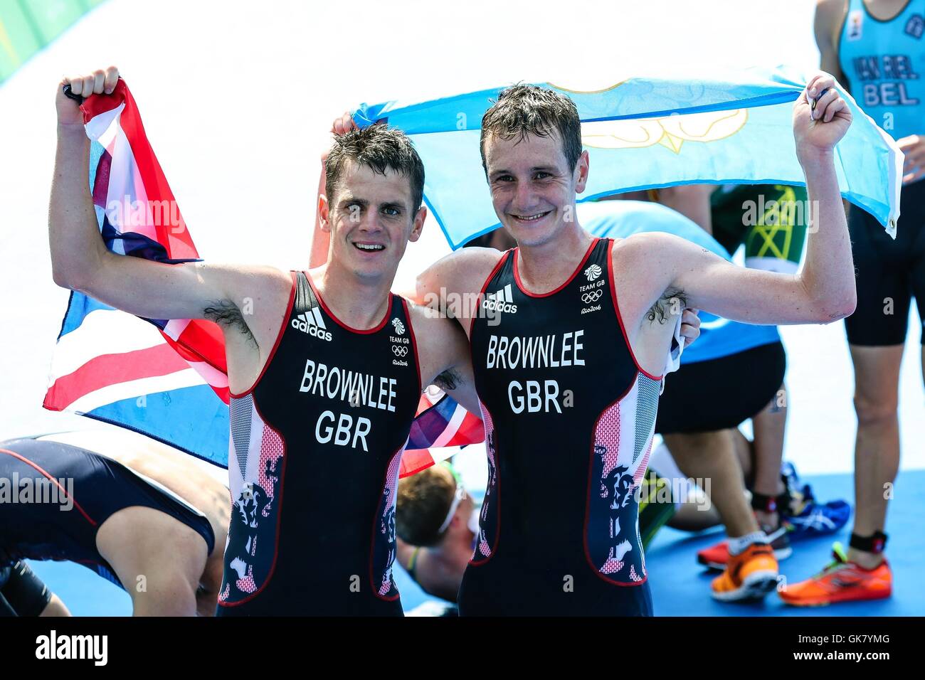 Rio de Janeiro, Brésil. 18 août, 2016. 2016 JEUX OLYMPIQUES DE TRIATHLON - Les frères Alistair et Jonathan Brownlee (GBR) garantir l'or et l'argent au Jeux Olympiques de Rio 2016 Triathlon tenue à la Forte de Copacabana, la plage de Copacabana. Crédit : Foto Arena LTDA/Alamy Live News Banque D'Images