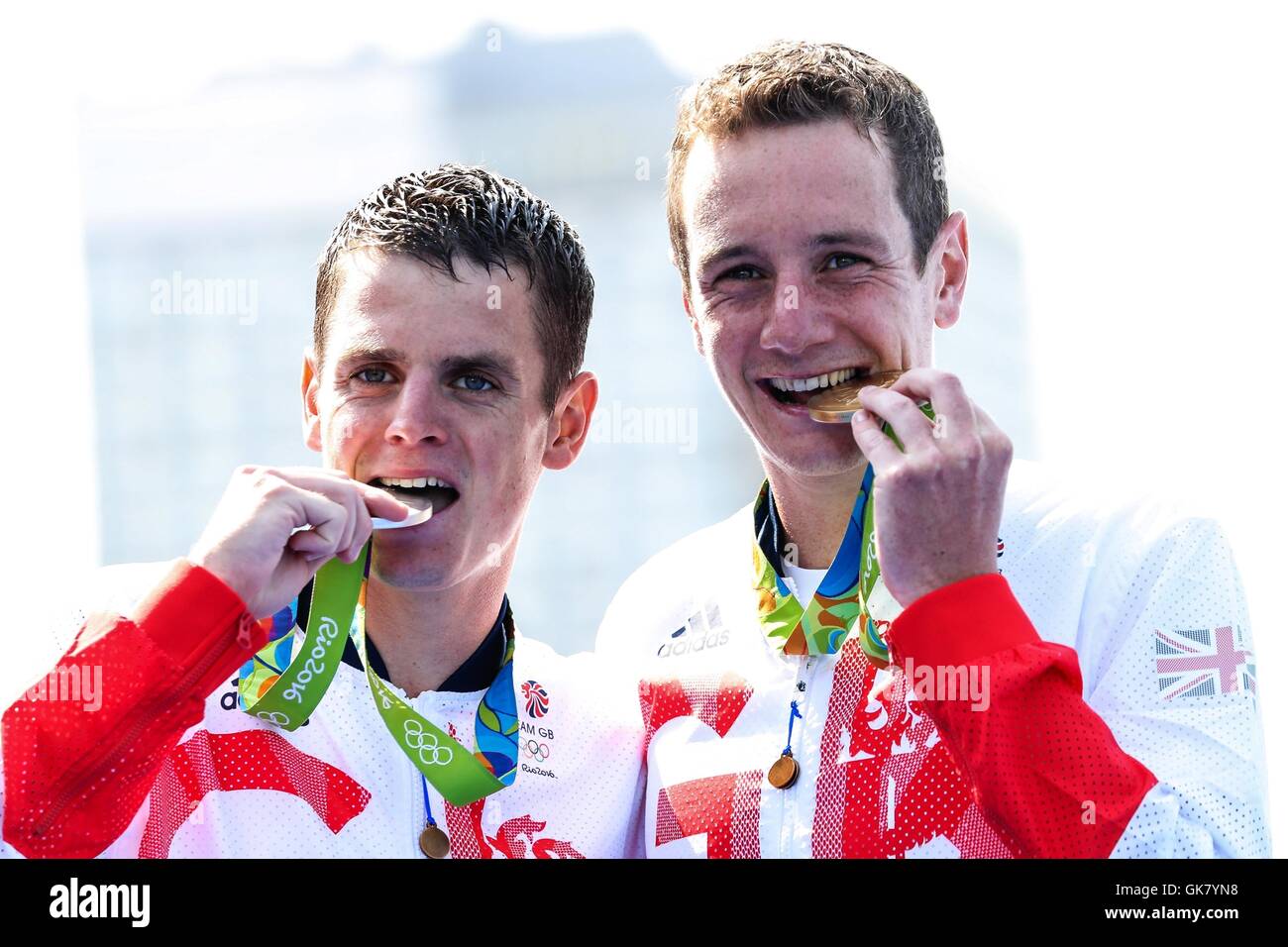 Rio de Janeiro, Brésil. 18 août, 2016. 2016 JEUX OLYMPIQUES DE TRIATHLON - Les frères Alistair et Jonathan Brownlee (GBR) garantir l'or et l'argent au Jeux Olympiques de Rio 2016 Triathlon tenue à la Forte de Copacabana, la plage de Copacabana. Crédit : Foto Arena LTDA/Alamy Live News Banque D'Images