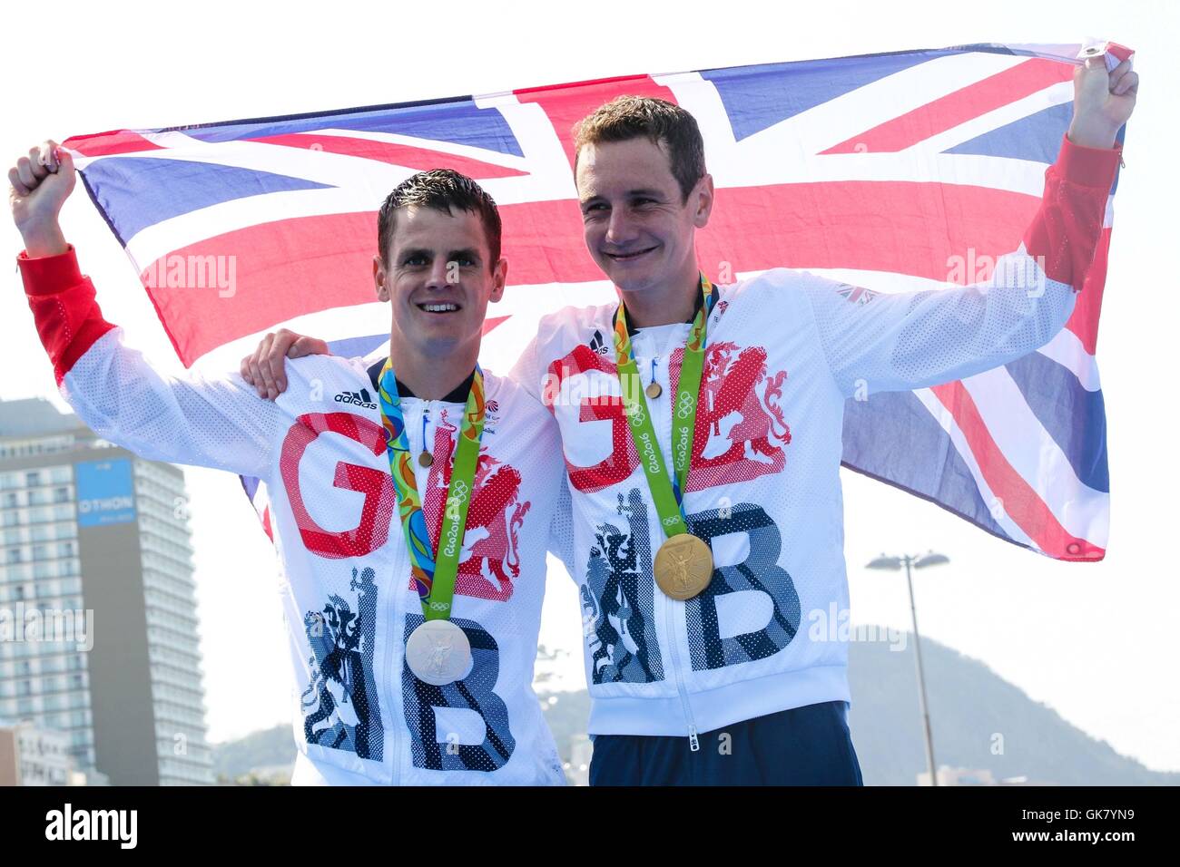 Rio de Janeiro, Brésil. 18 août, 2016. 2016 JEUX OLYMPIQUES DE TRIATHLON - Les frères Alistair et Jonathan Brownlee (GBR) garantir l'or et l'argent au Jeux Olympiques de Rio 2016 Triathlon tenue à la Forte de Copacabana, la plage de Copacabana. Crédit : Foto Arena LTDA/Alamy Live News Banque D'Images