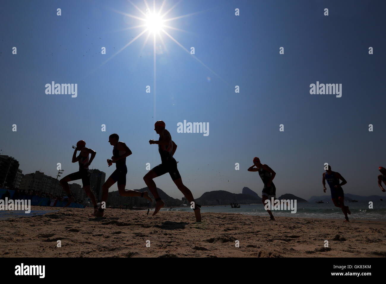 Rio de Janeiro, Brésil. Août 18, 2016. Triathlon : Ambiance shot Men's Final - les frères Brownlee (GBR) quitter l'eau après la baignade à fort Copacabana Rio lors de l'organisation des Jeux Olympiques de 2016 à Rio de Janeiro, Brésil . © Sho Tamura/AFLO SPORT/Alamy Live News Banque D'Images