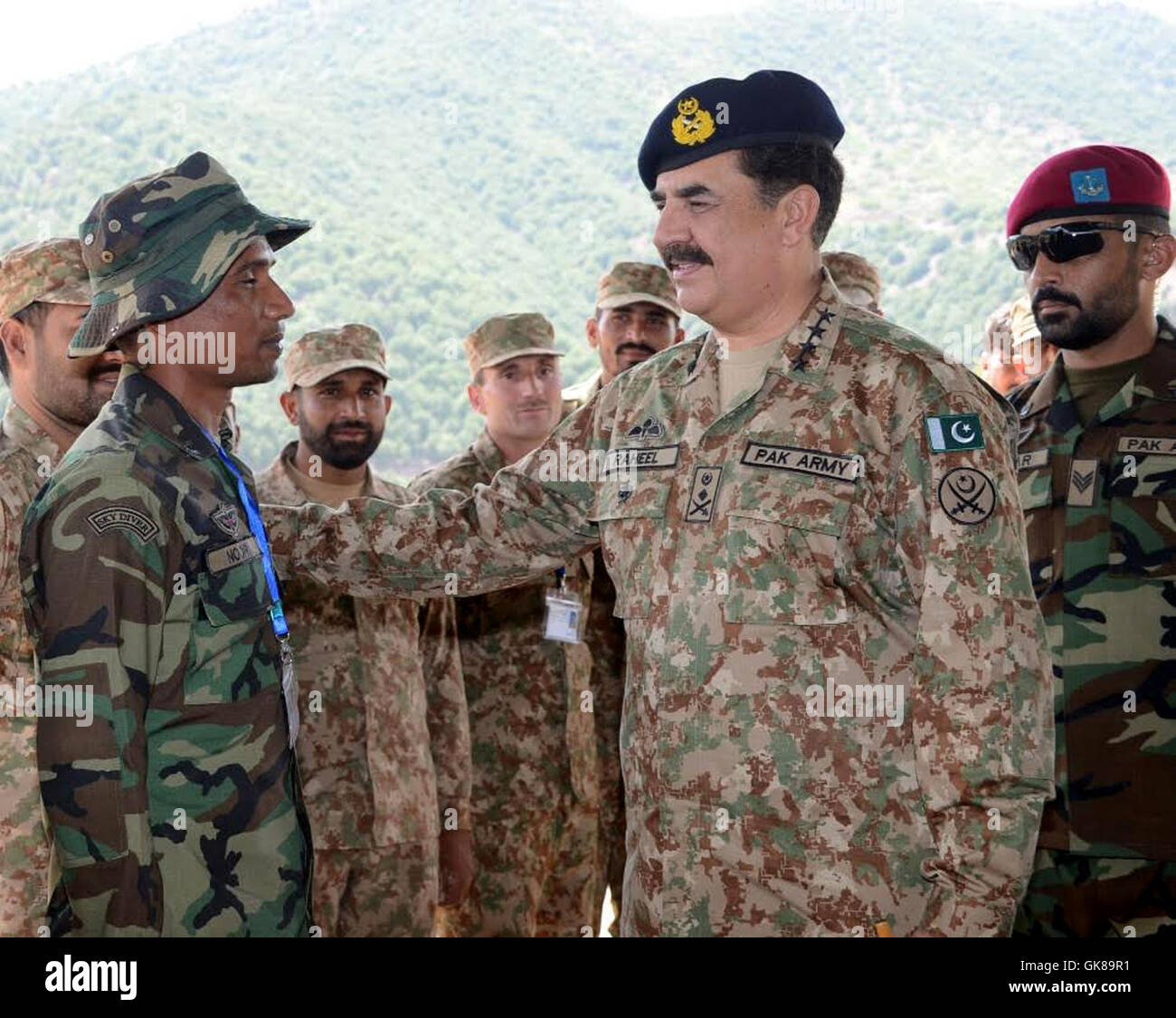 L'Agence de Khyber. Août 19, 2016. Photo libérée par le Pakistan's Inter Service Public Relations (SIPR), le mardi 19 août 2016, général en chef de l'armée du Pakistan montre Raheel Sharif (R) rencontre avec un soldat dans le nord-ouest du Pakistan Khyber. Général en chef de l'armée pakistanaise Raheel Sharif le vendredi des troupes s'est rendu dans une région montagneuse où les forces de sécurité sont la lutte contre les militants de leur bloquer le passage des frontières, l'armée a dit. © l'ISPR/Xinhua/Alamy Live News Banque D'Images