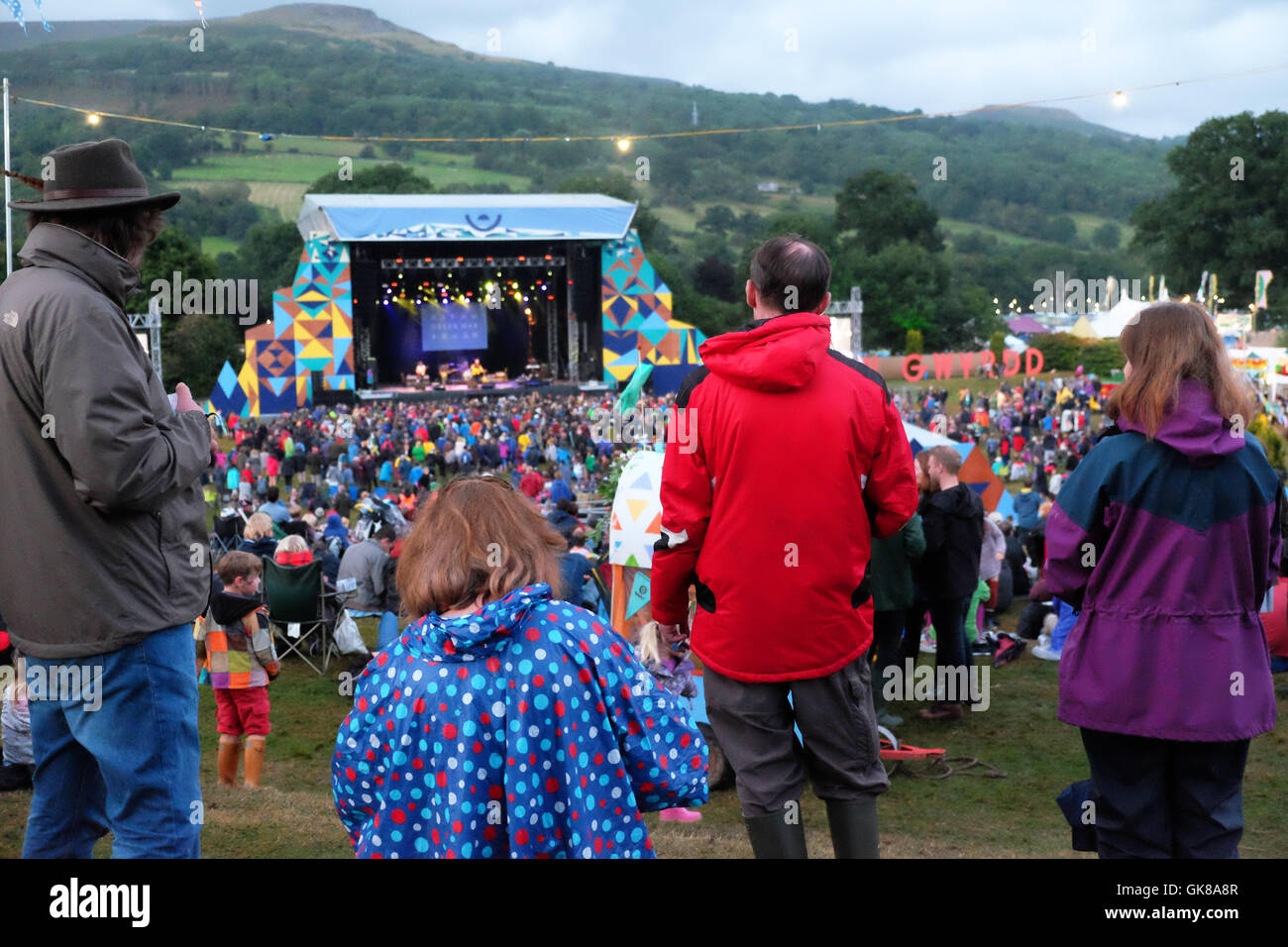 Green Man Festival, Pays de Galles, Royaume-Uni Août 2016. Comme le soir tombe fans regarder vivre la musique sur l'étape de montagne - Plus de 25 000 fans de musique sont en raison d'assister au cours de la fin de semaine. Banque D'Images