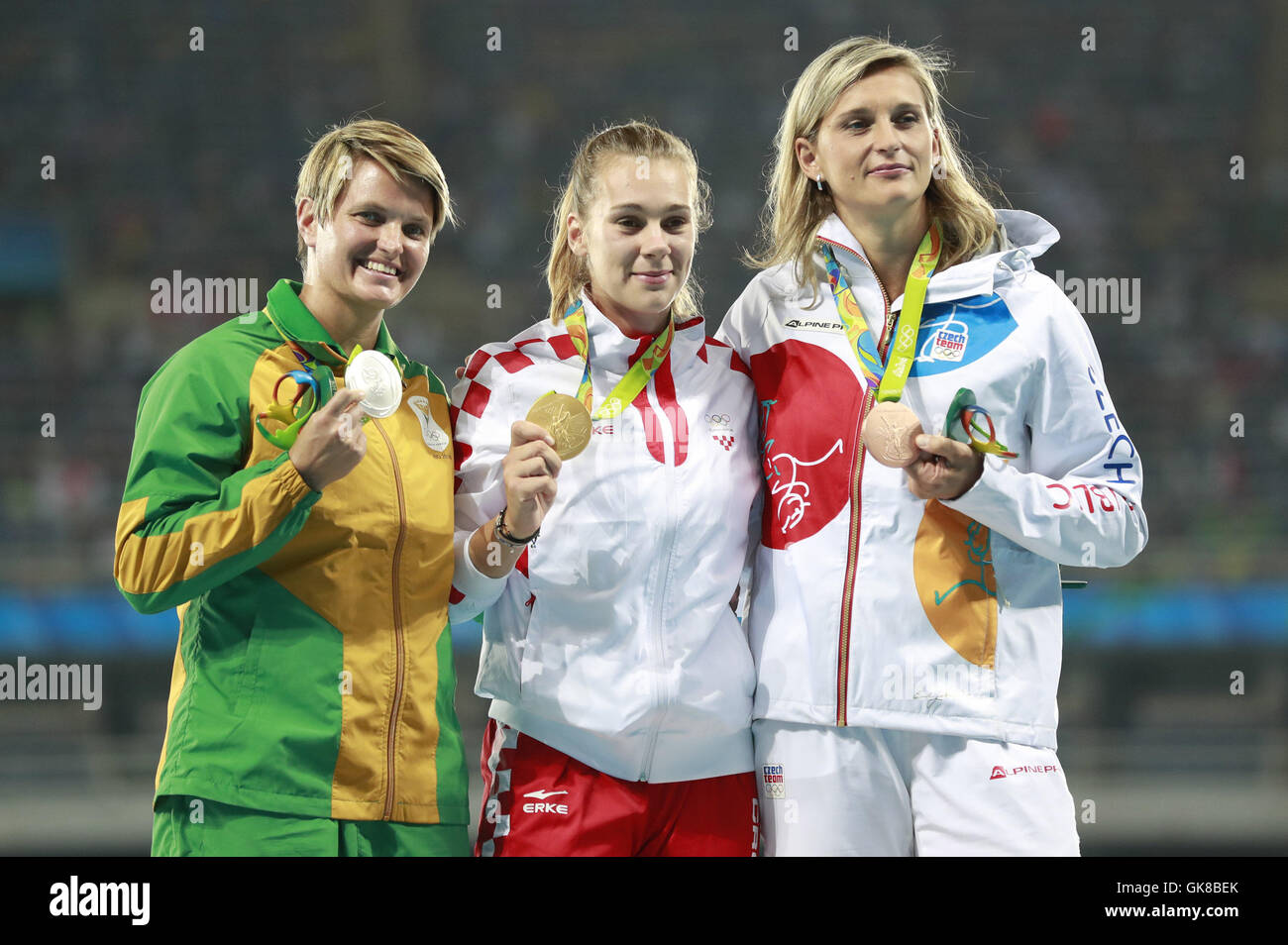 Rio de Janeiro, Brésil. Août 19, 2016. La Croatie médaillé d'or Sara Kolak (C), médaillé d'argent de l'Afrique du Sud Sunette Viljoen (L), médaillé de bronze de la République tchèque Barbora Spotakova assister à la cérémonie pour la finale du javelot femmes de l'athlétisme au Jeux Olympiques de Rio 2016 à Rio de Janeiro, Brésil, le 19 août 2016. Credit : Ren Zhenglai/Xinhua/Alamy Live News Banque D'Images