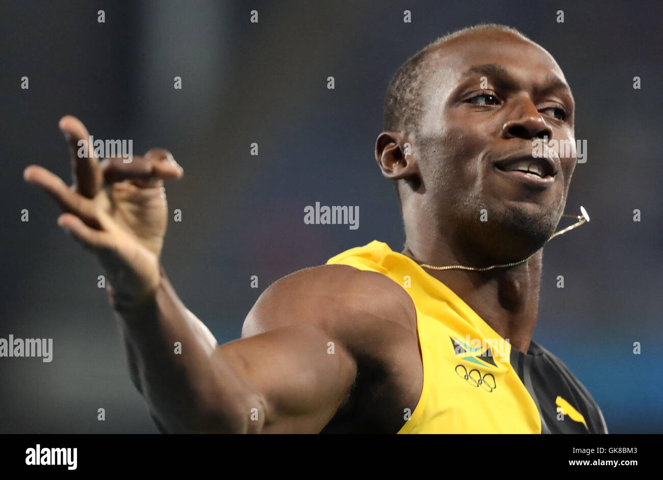 Rio de Janeiro, Brésil. Août 19, 2016. Usain Bolt de la Jamaïque montre trois doigts pour les médailles d'or qu'il a remporté à Rio après avoir remporté le Men's 4 x 100m finale du relais des Jeux Olympiques 2016 de l'athlétisme, l'athlétisme au Stade olympique lors des Jeux Olympiques de Rio 2016 à Rio de Janeiro, Brésil, 19 août 2016. Photo : Michael Kappeler/dpa/Alamy Live News Banque D'Images