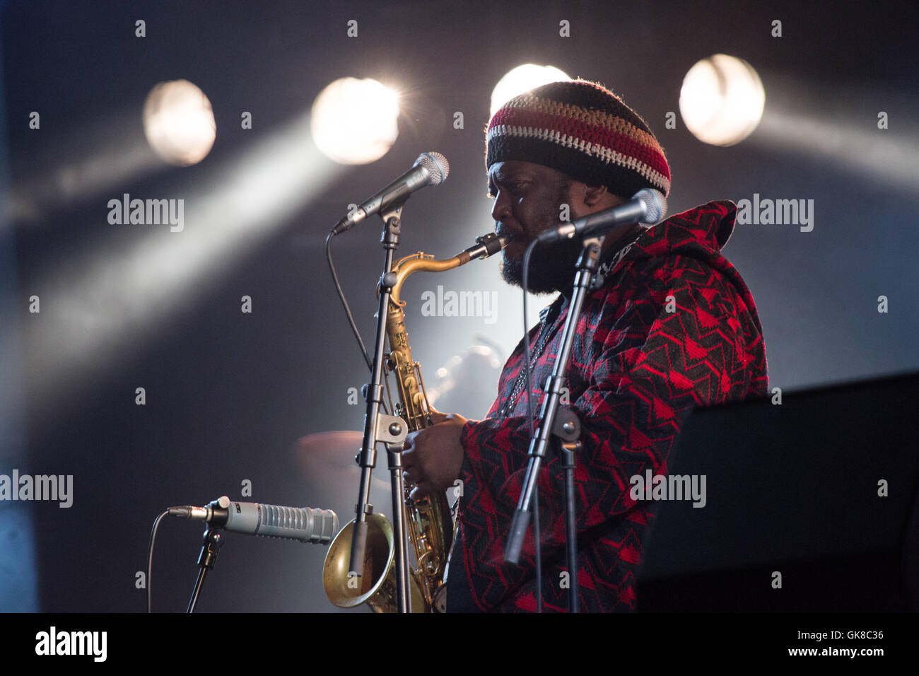 KAMASI WASHINGTON BAND, CONCERT, LA TOURNÉE EPIC : BRECON, PAYS DE GALLES, ROYAUME-UNI. 18 août 2016. Premier jour du Green Man Festival 2016 au Glanusk Estate à Brecon, au pays de Galles. Photo : Kamasi est en tête du groupe de jazz primé Kamasi Washington jouant sur la scène Far Out. Crédit photo : Rob Watkins. INFO : Kamasi Washington est un saxophoniste de jazz, compositeur et chef d'orchestre renommé pour ses vastes œuvres de mélange de genres. Sortant de Los Angeles, son album de 2015 The Epic revitalise le jazz, en l'insufflant d'éléments de hip-hop, classique et soul, ce qui lui vaut un acclamé par la critique. Banque D'Images