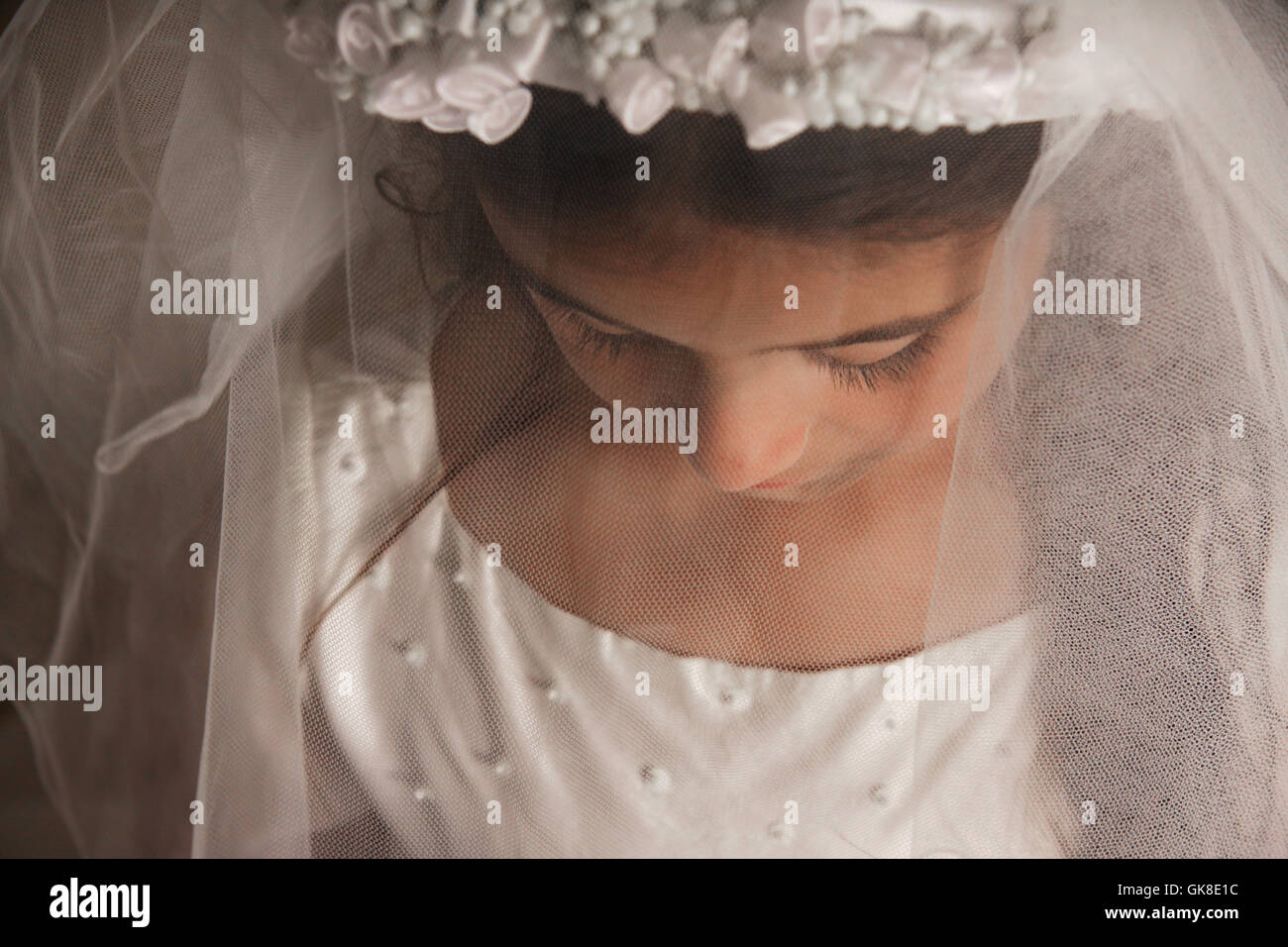 Fille dans la sainte communion robe avec un voile Banque D'Images