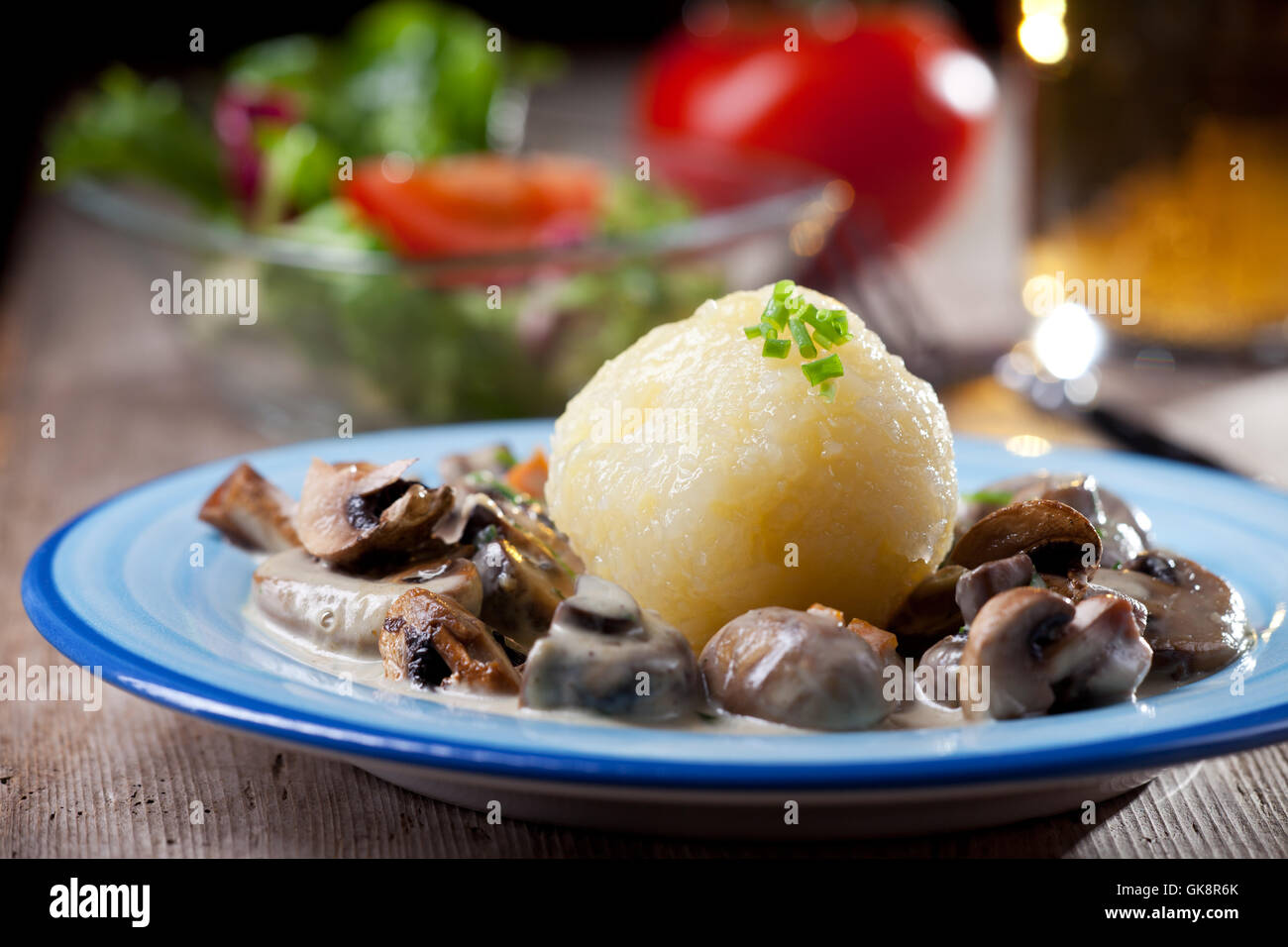 Boulettes de pommes de terre avec une sauce aux champignons bavarian Banque D'Images