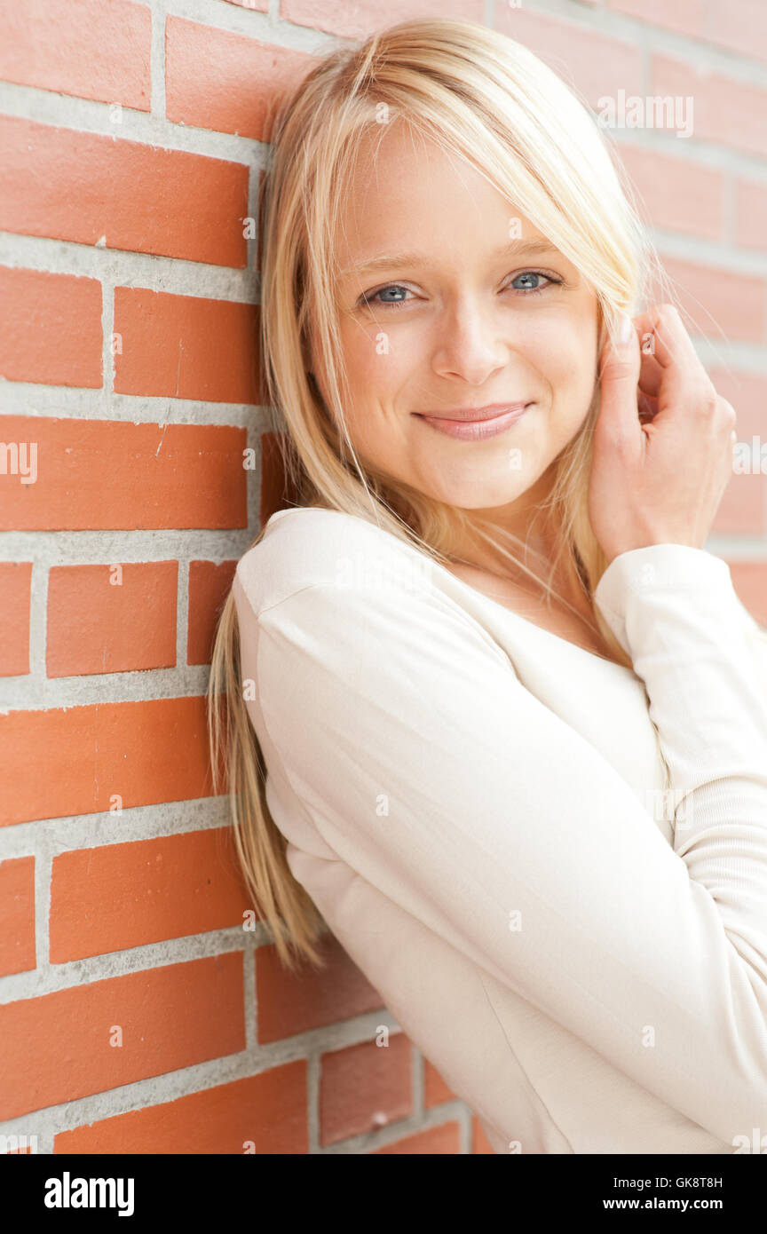 Young woman in park Banque D'Images