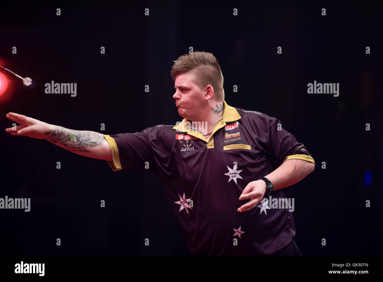 Sydney, Australie. Août 18, 2016. Nouvelle star Australienne de 21 ans de Corey Cadby joue un shot dans son match contre seize fois Champion du monde de fléchettes Phil Taylor (FRA) au cours de la première ronde de la Ladbrokes Sydney fléchettes maîtres. Phil Taylor a gagné son match contre Corey Cadby 6-3 au Star Event Center. Credit : Hugh Peterswald/Pacific Press/Alamy Live News Banque D'Images