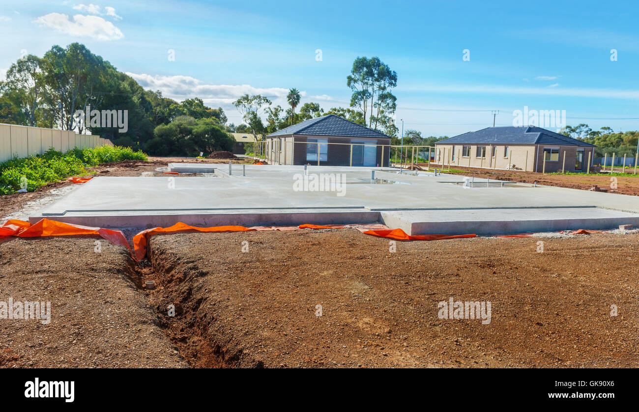 Avis de chantier et house foundation en processus de préparation Banque D'Images