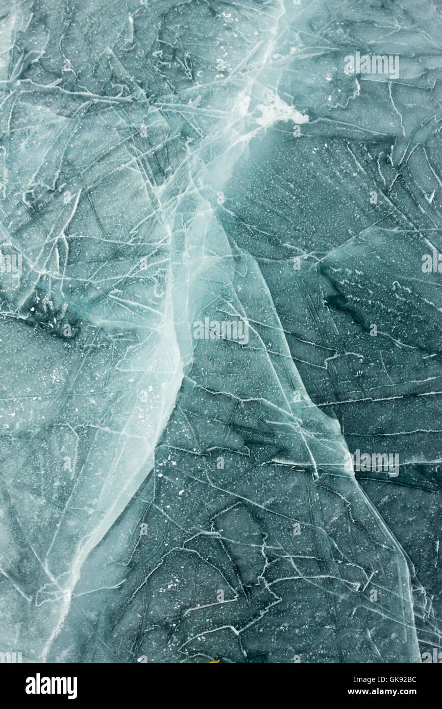Le modèle de fissures sur la glace bleue du lac Baikal Banque D'Images