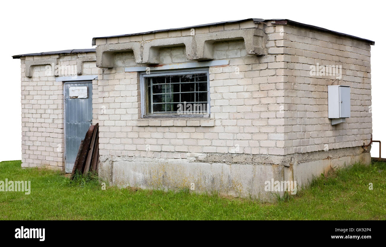 Le nom jeté aucun abri rural ancien est construit à partir de briques de silicate blanc et plaques de béton. Isolées de haut avec patch Banque D'Images