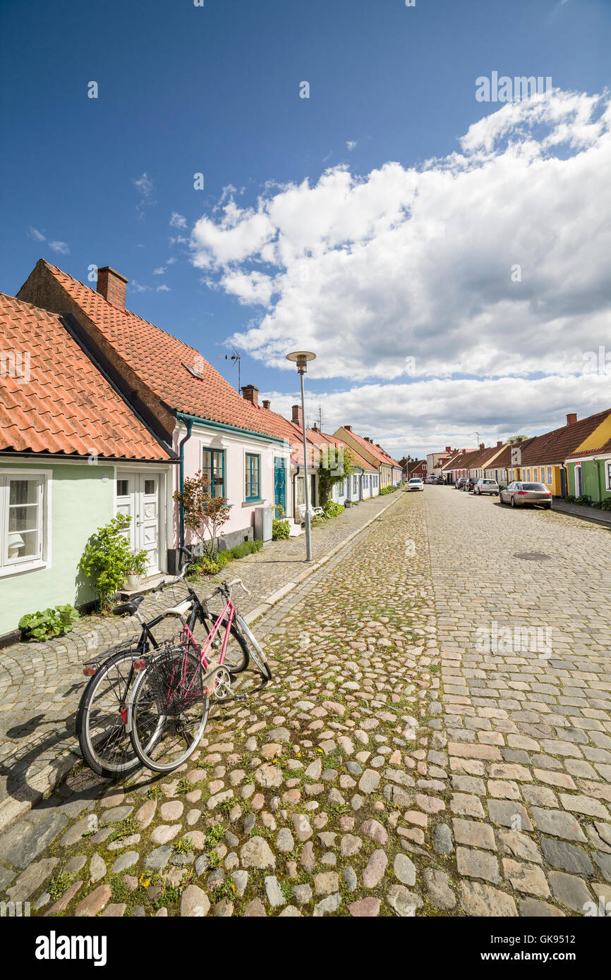 Deux vélos garés à une rue pavée avec de petits jolis cottages. Norregatan Sangdang-gu, Stora, Skane / Scania, la Suède. Banque D'Images