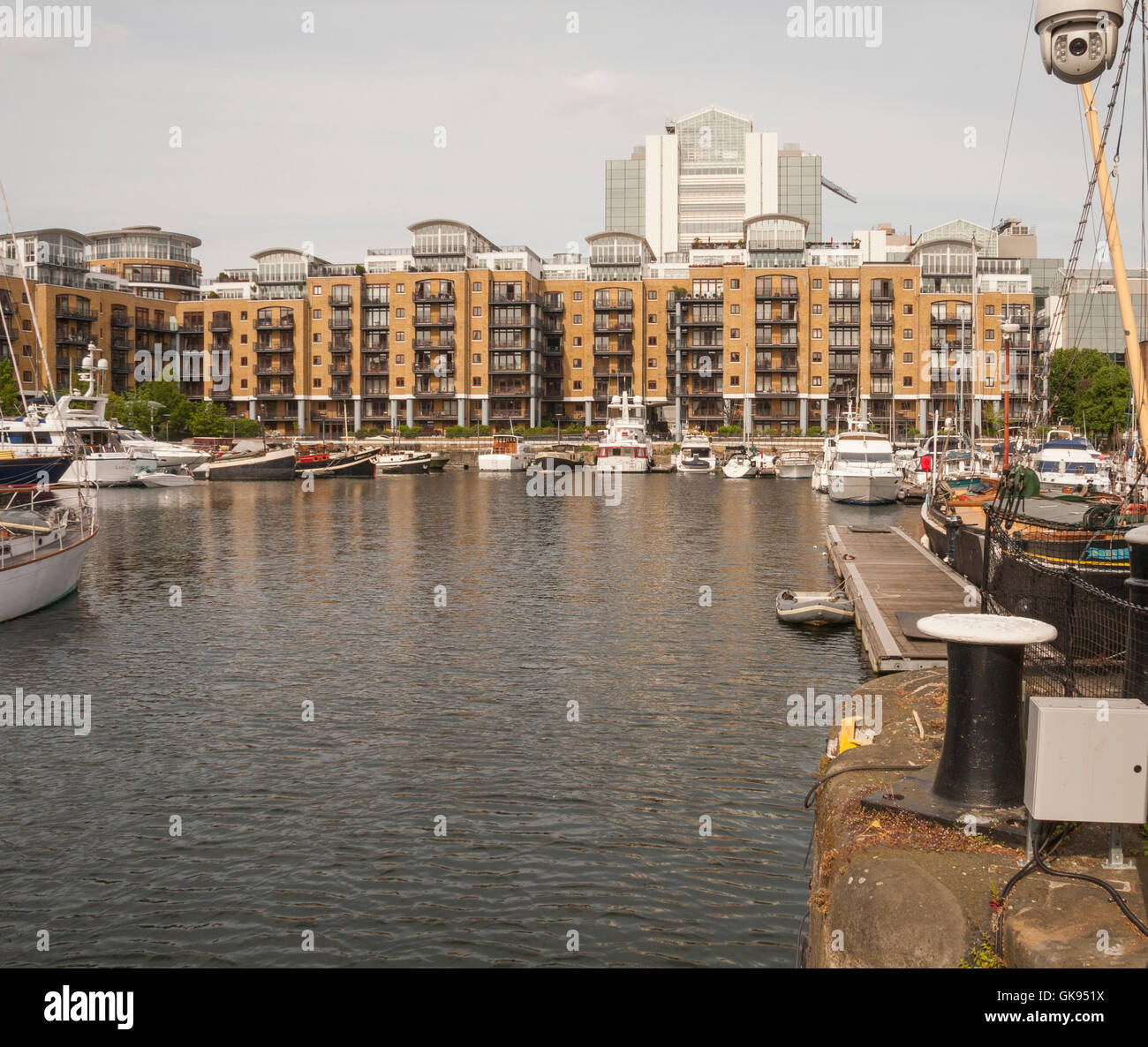 Yachts amarrés au quai Saint Katherine à Londres, Angleterre, Royaume-Uni, Europe Banque D'Images