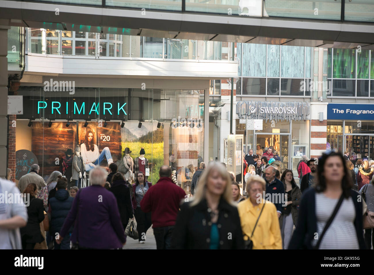 Close up of Primark dans rue animée remplie de clients dans le développement de détail Whitefriars Canterbury Banque D'Images