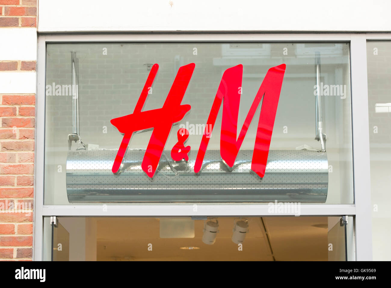 H&M store front sur une journée bien remplie dans le développement du commerce au détail à Canterbury Whitefriars Banque D'Images