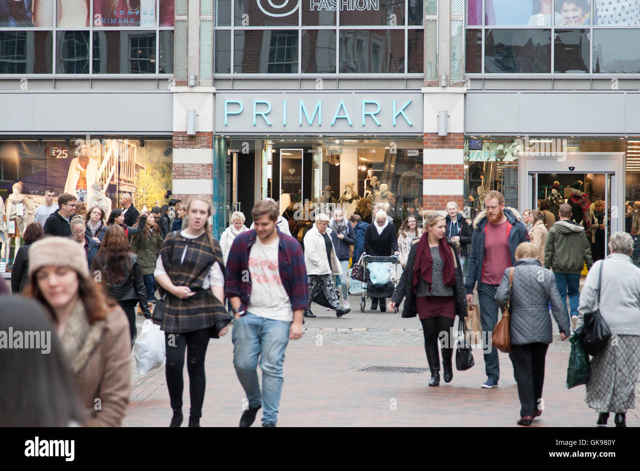 Close up of Primark dans rue animée remplie de clients dans le développement de détail Whitefriars Canterbury Banque D'Images