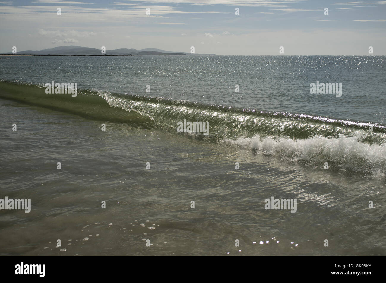 L'ouest, du côté de l'Atlantique de South Uist dans les Hébrides extérieures, a des kilomètres de plages vides et surf. Banque D'Images