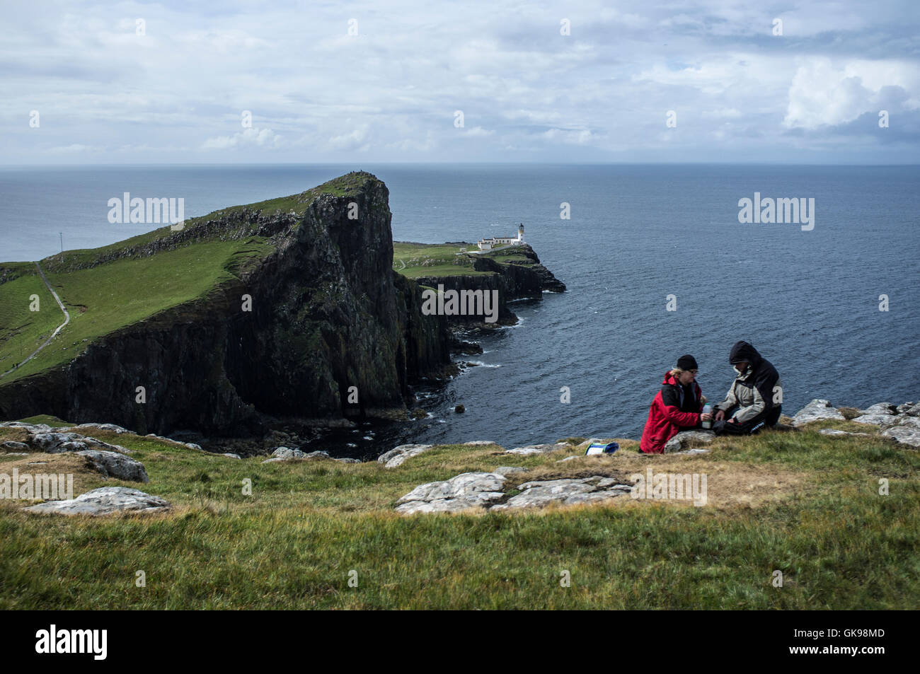 Pique-nique à Neist Point Lighthouse, la plus occidentale de l'île de Skye, Hébrides en Écosse Banque D'Images