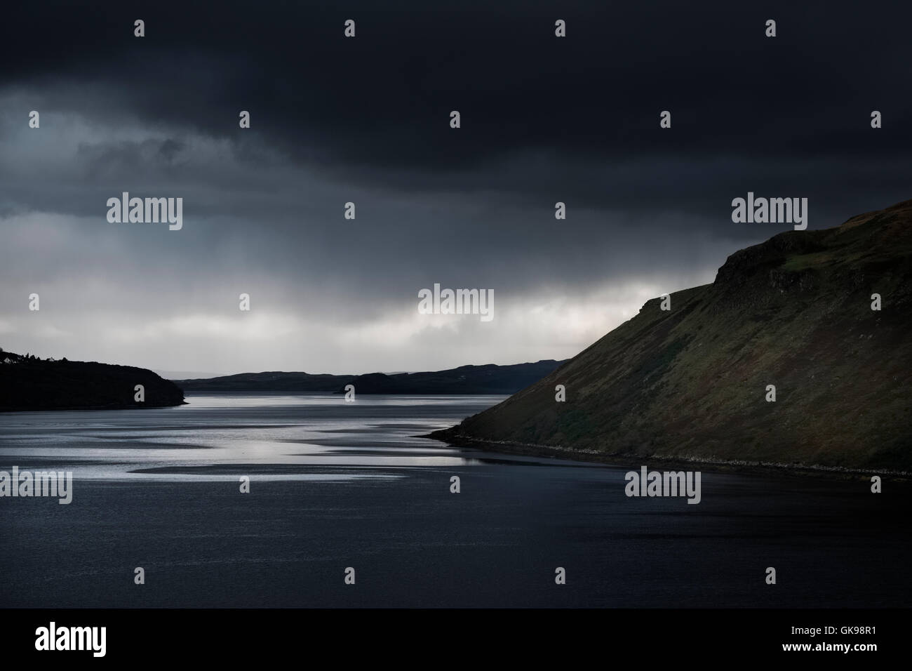 Crépuscule d'automne sur le Loch Harport, Carbost sur l'île de Skye, en Ecosse Banque D'Images