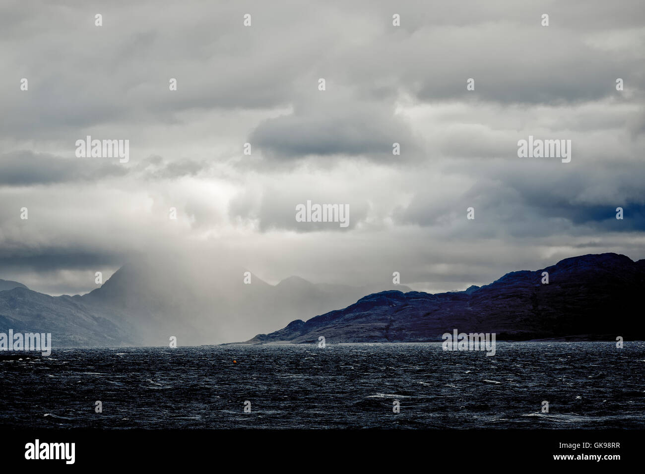 Ciel orageux dans le Sound of Sleat, le plan d'eau qui sépare l'île de Skye en Ecosse's côte continentale. Banque D'Images