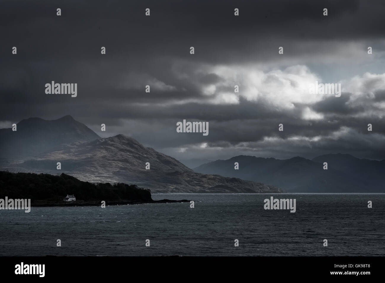 Ciel orageux dans le Sound of Sleat, le plan d'eau qui sépare l'île de Skye en Ecosse's côte continentale. Banque D'Images