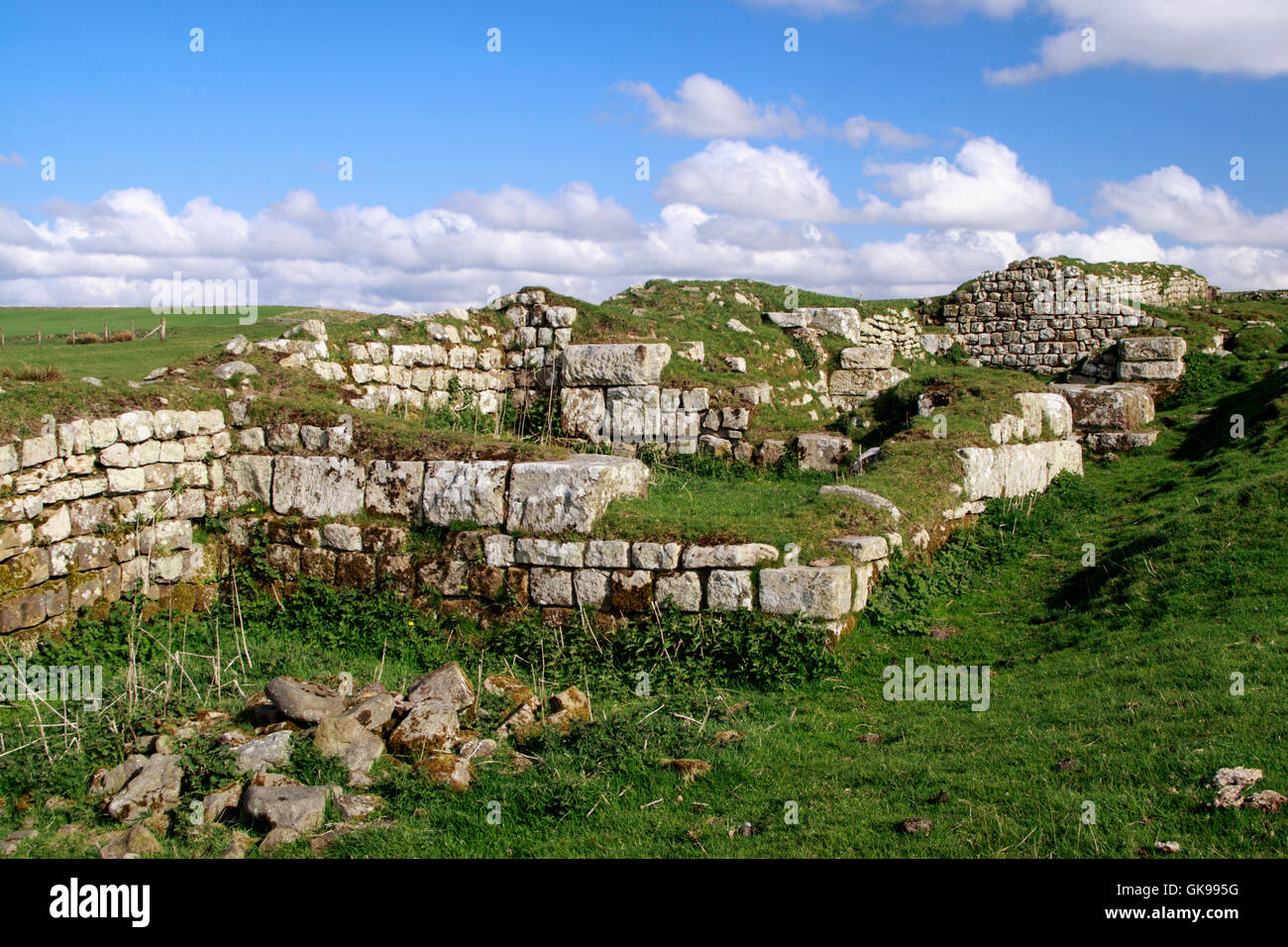 Aesica (grand fort romain de Chesters), mur d'Hadrien - bâtiment reste à l'intérieur du mur ouest. Vue vers le nord-nord-ouest. Banque D'Images