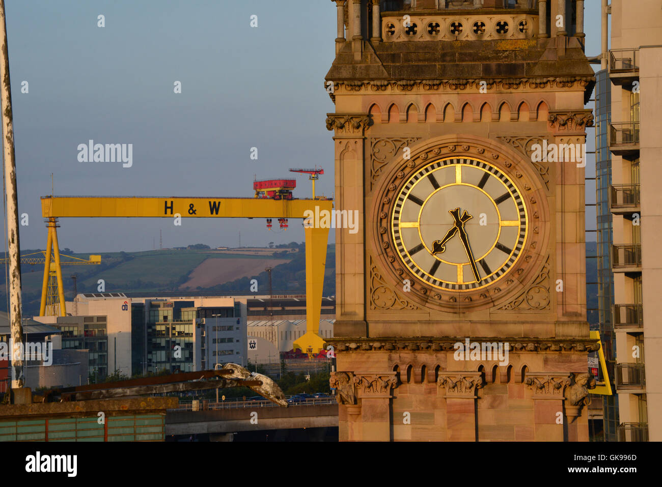 L'horloge Albert Memorial à Queens Square, Belfast avec Harland et la grue de Wolff Banque D'Images