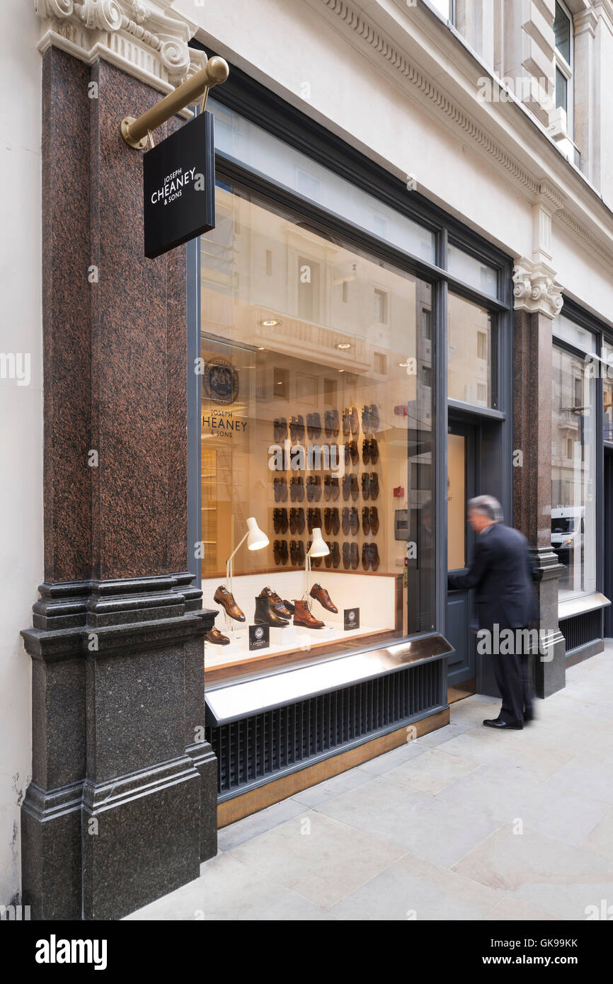 Vue oblique d'avant du magasin. Joseph Cheaney, Londres, Royaume-Uni. Checkland Kindleysides : Architecte, 2014. Banque D'Images