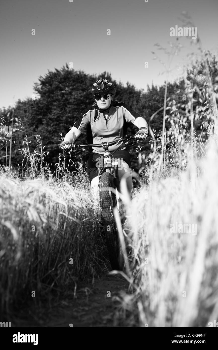 Les jeunes femmes Mountain Bike Rider . Banque D'Images