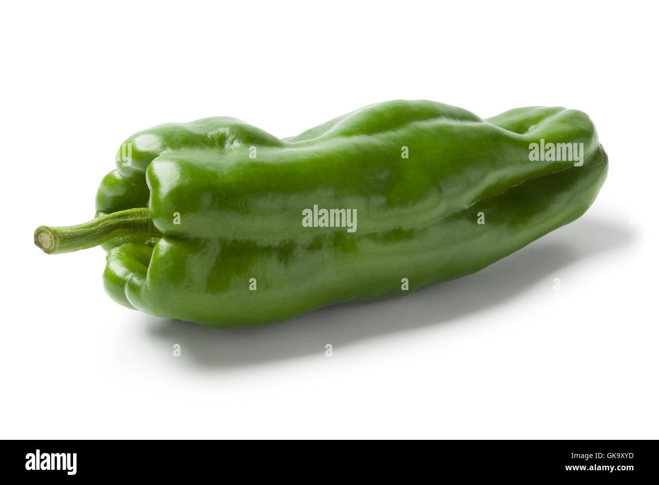 Seul marocain frais poivrons verts sur fond blanc Banque D'Images