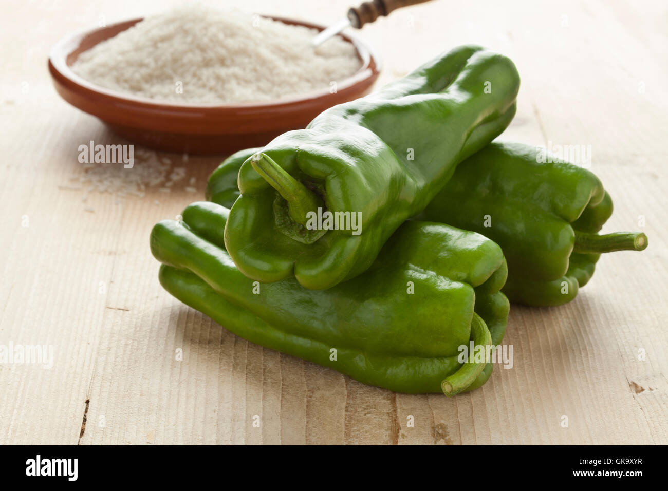 Marocain frais poivrons verts de farcir avec le riz Banque D'Images