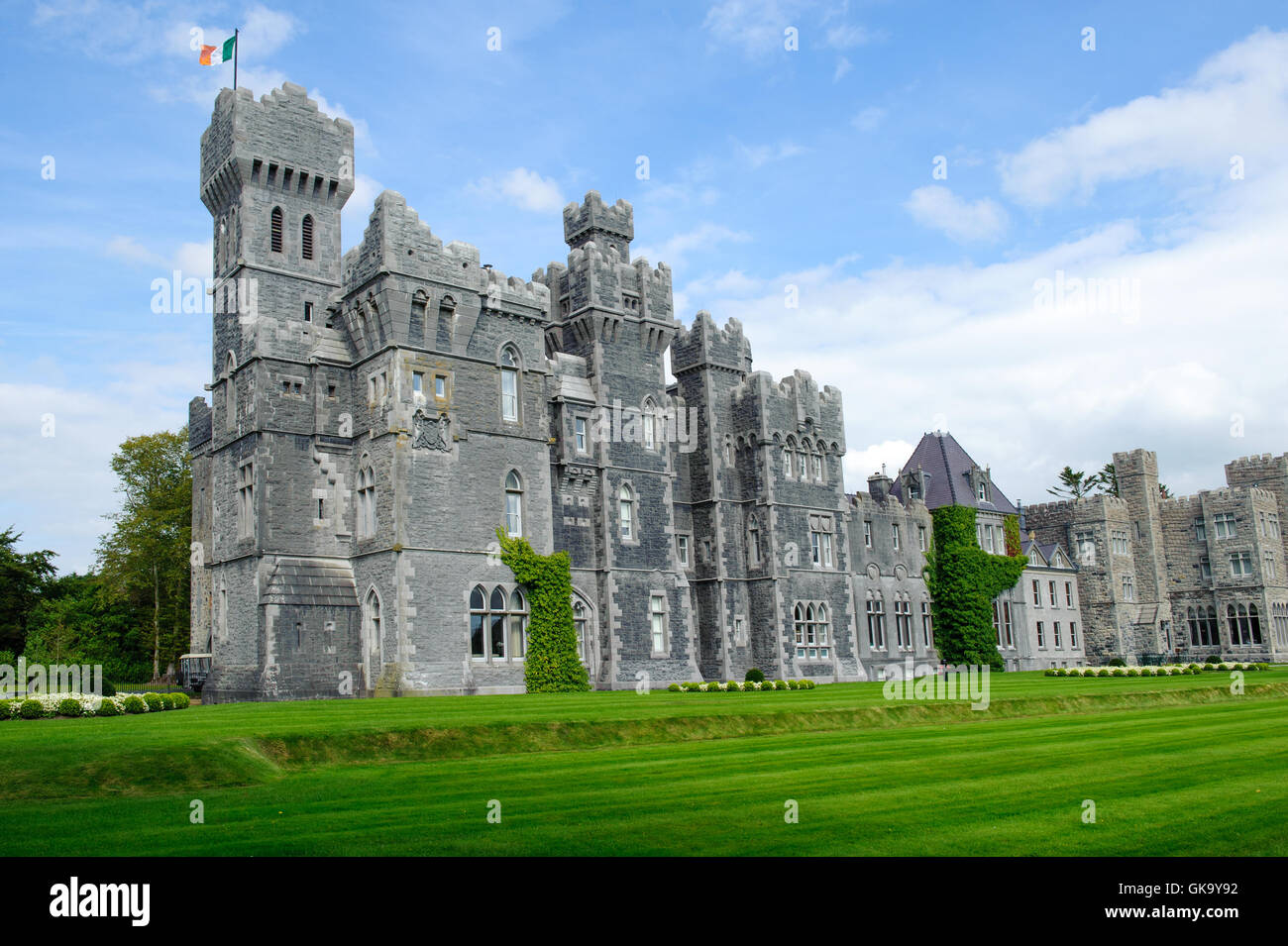 Belle vue sur Ashford Castle , Co. de Galway, Irlande Banque D'Images