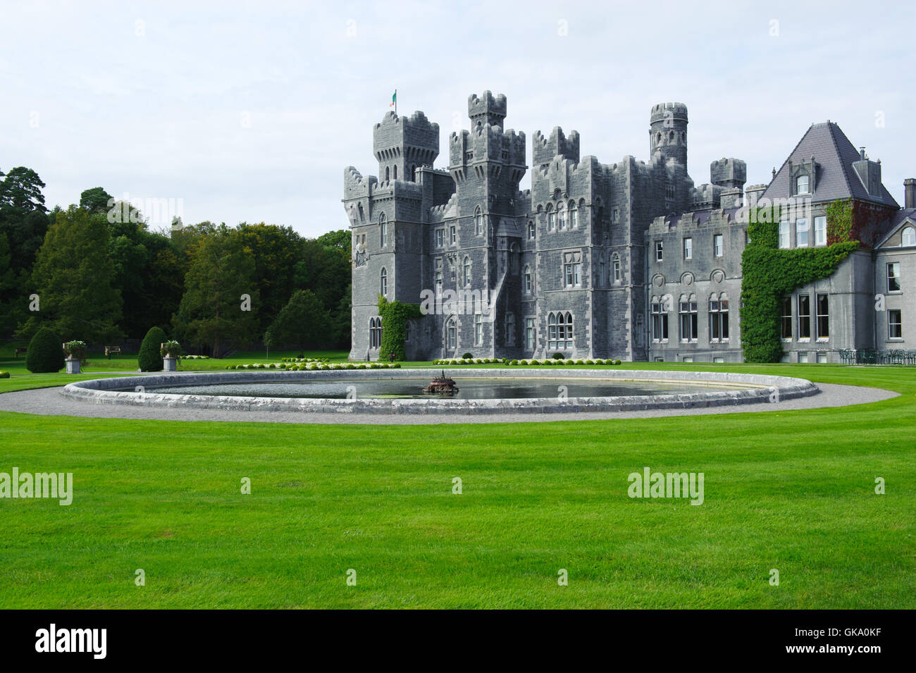 Belle vue sur Ashford Castle , Co. de Galway, Irlande Banque D'Images