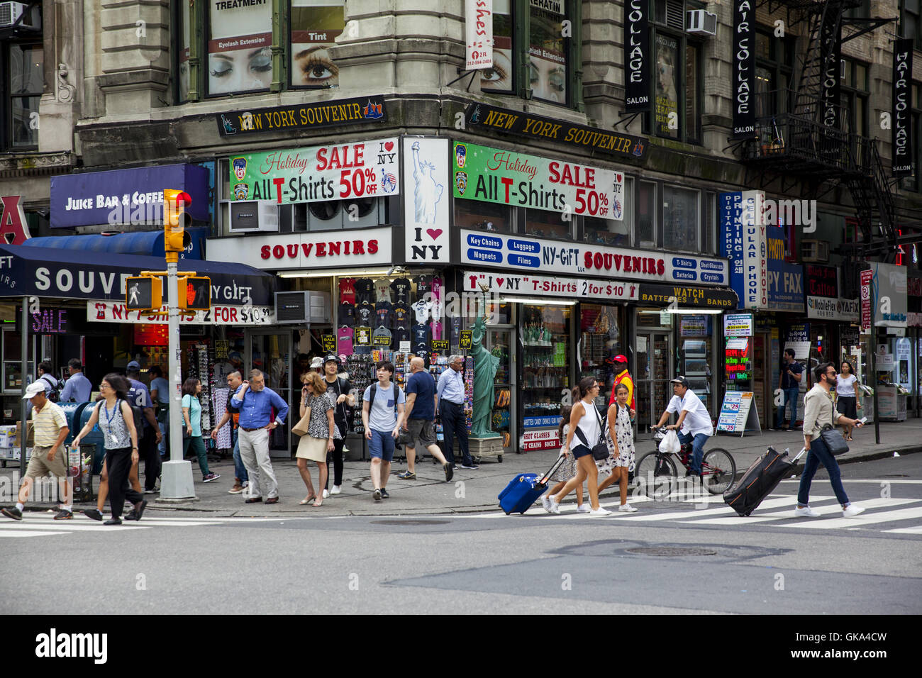 Les gens traverser la rue à la 5ème Avenue et la 32e rue à Manhattan. Banque D'Images