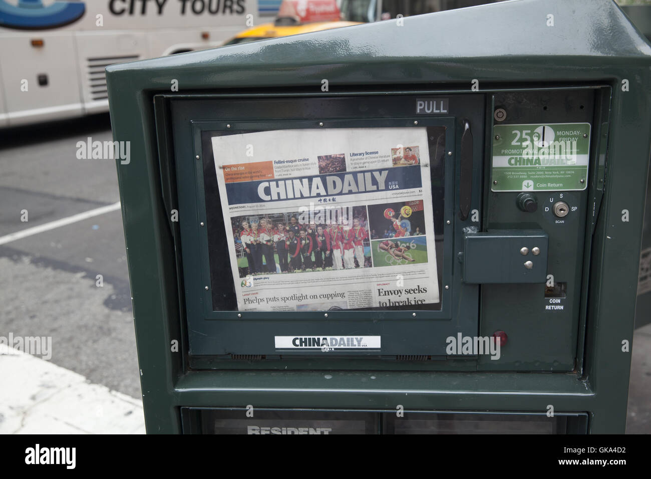 China Daily newspaper edition français vendus sur la rue, dans la ville de New York. Banque D'Images