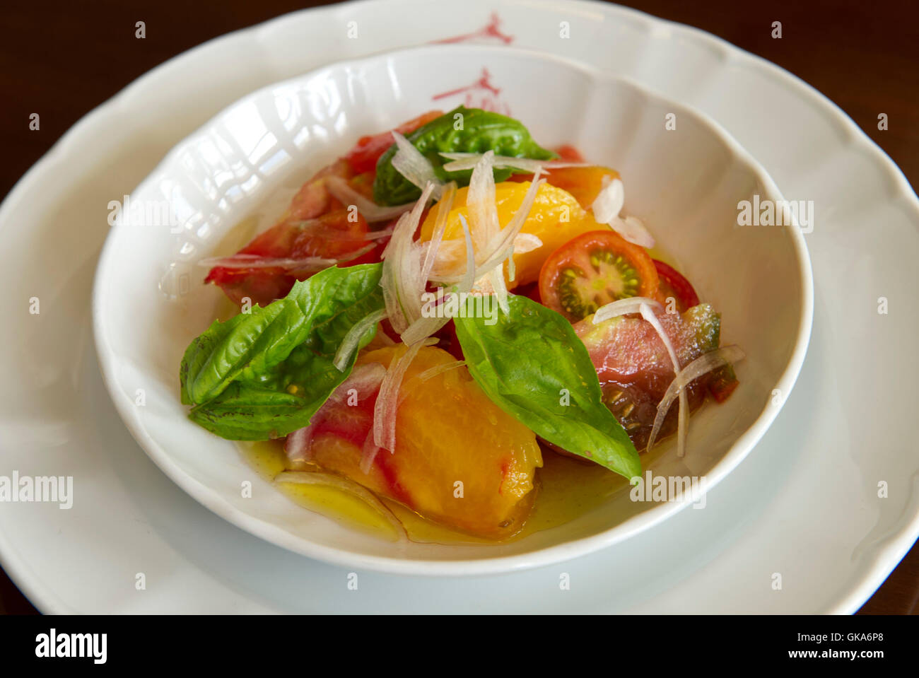 Une salade de tomates à l'Hippocampe Restaurant, Dartmouth, le Devonshire,UK. un aliment de démarrage plat repas cuisine plaque légume. Un UK Banque D'Images