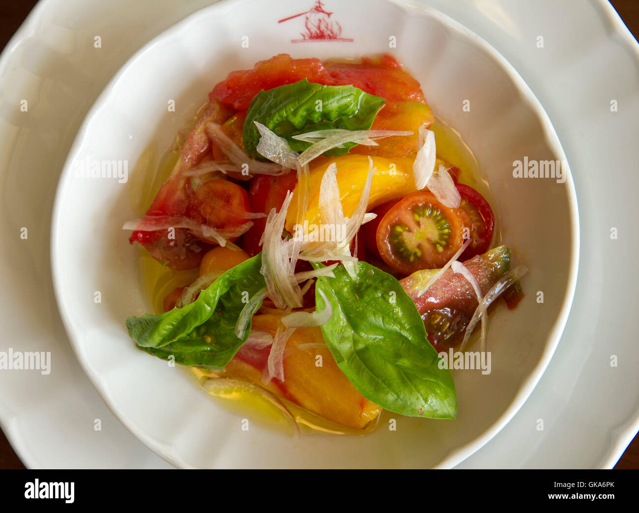 Une salade de tomates à l'Hippocampe Restaurant, Dartmouth, le Devonshire,UK. un aliment de démarrage plat repas cuisine plaque légume. Un UK Banque D'Images