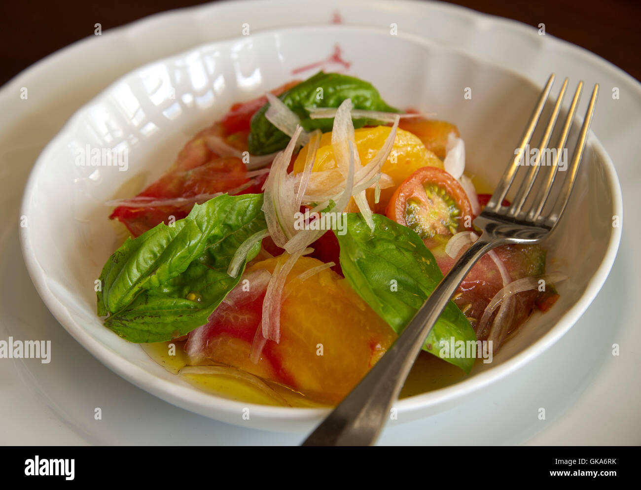 Une salade de tomates à l'Hippocampe Restaurant, Dartmouth, le Devonshire,UK. un aliment de démarrage plat repas cuisine plaque légume. Un UK Banque D'Images
