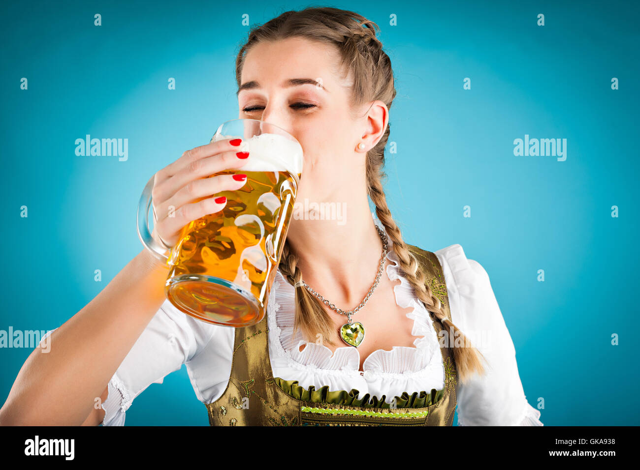 Jeune femme en costume traditionnel dirndl ou young woman in traditional di Banque D'Images
