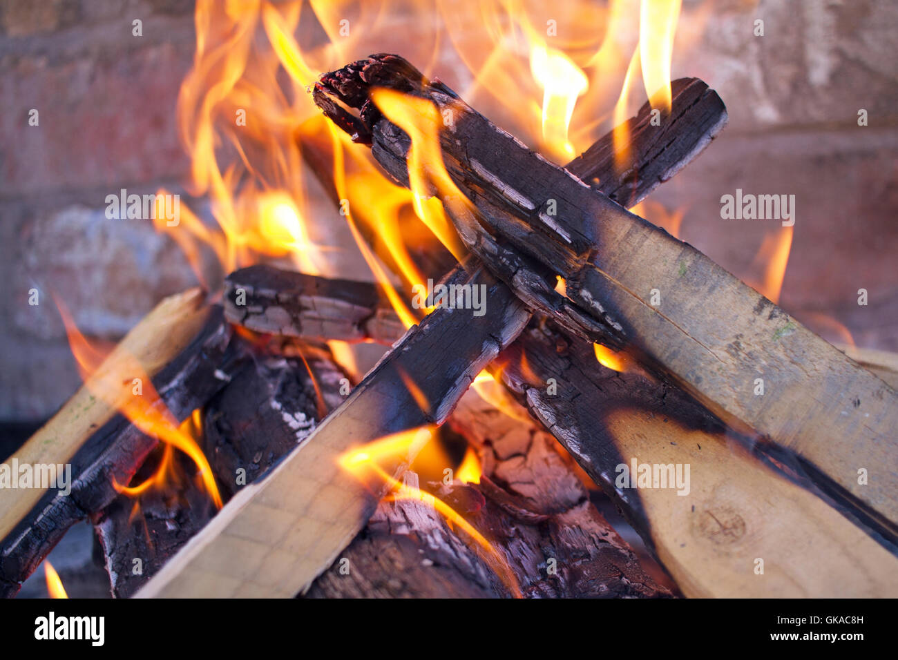 La combustion du bois, feu ouvert sur un barbecue en brique. Le