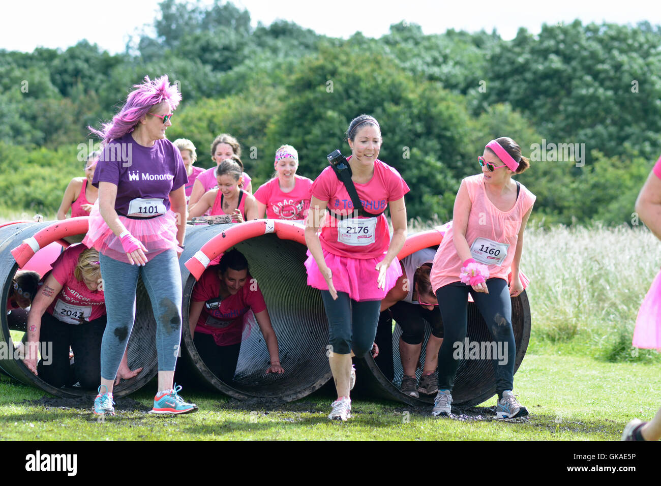 Les femmes ayant beaucoup de plaisir à recueillir des fonds pour le cancer la charité dans la course pour la vie assez boueux à Bedford, Bedfordshire, Angleterre Banque D'Images