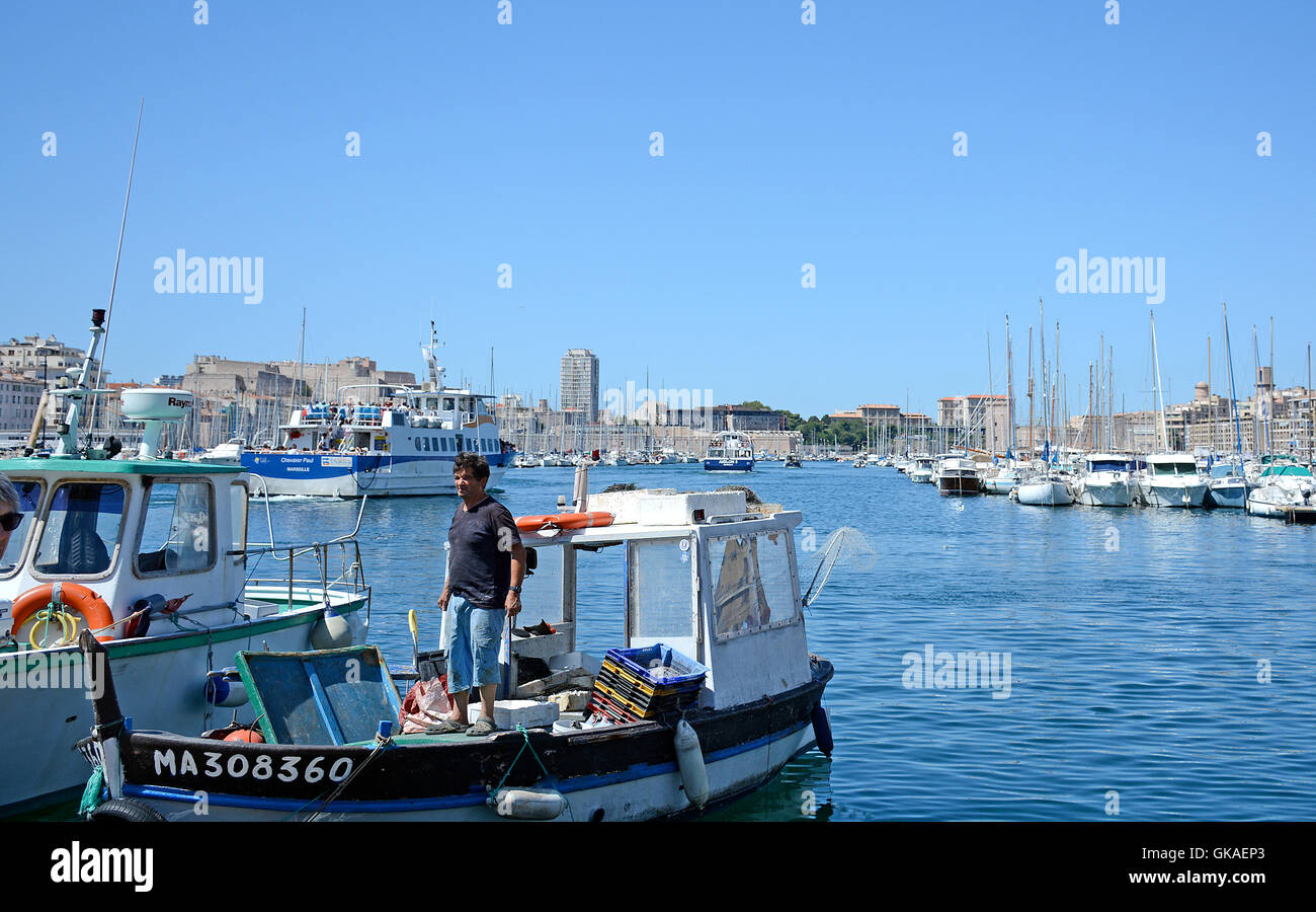 Pêcheur dans le Vieux Port Marseille Bouches-du-Rhône, France Banque D'Images
