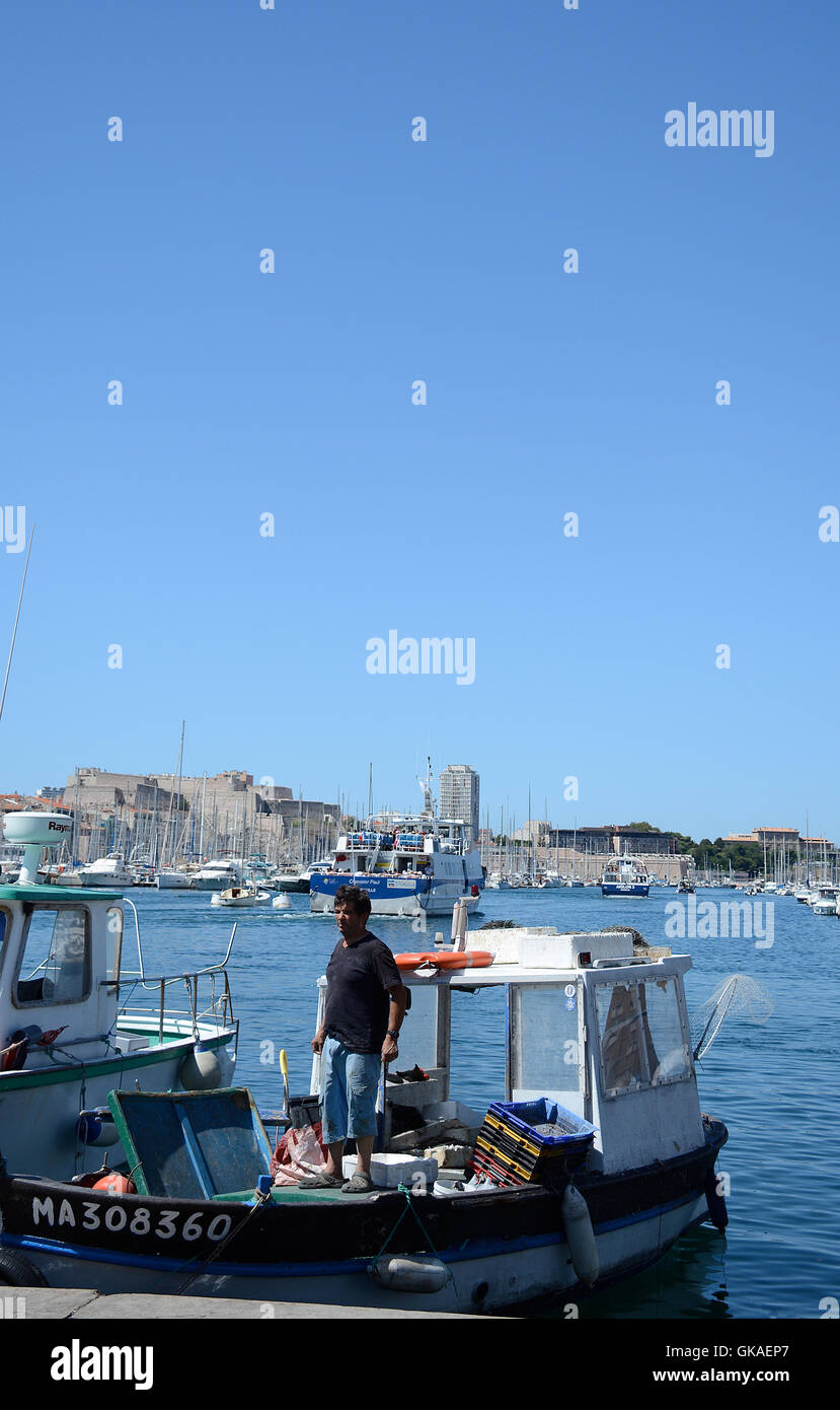 Pêcheur dans le Vieux Port Marseille Bouches-du-Rhône, France Banque D'Images