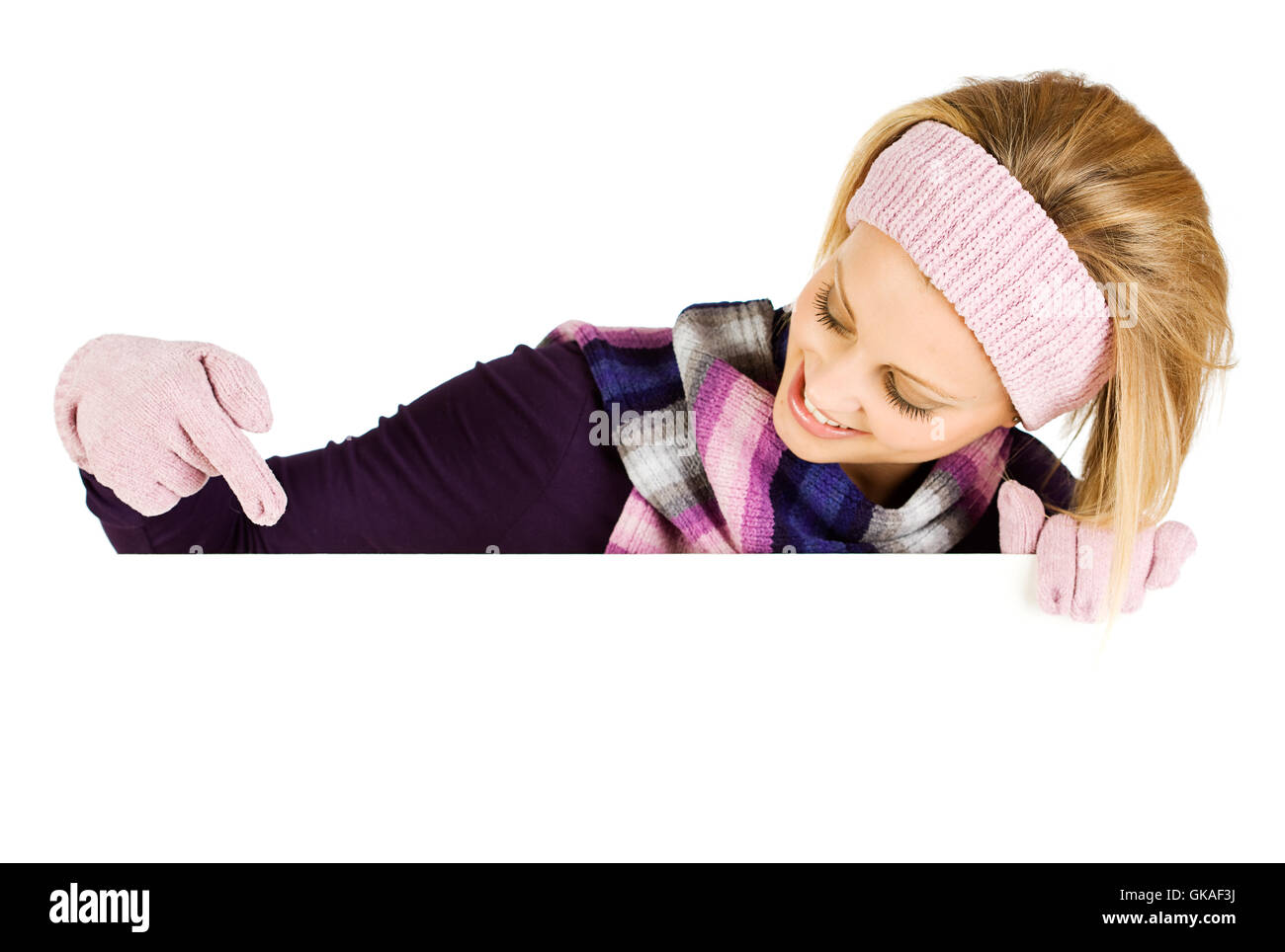 Cute Caucasian woman in winter clothing dans diverses poses avec carte blanche, isolé sur blanc. Banque D'Images