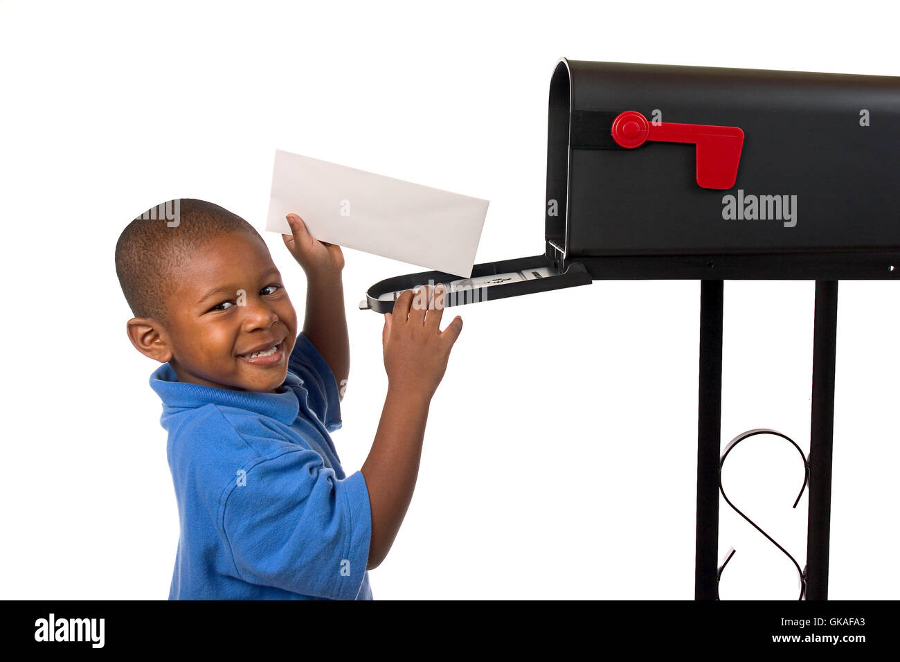 African American mother and son des cookies dans la cuisine et dans diverses poses sur fond blanc. Banque D'Images