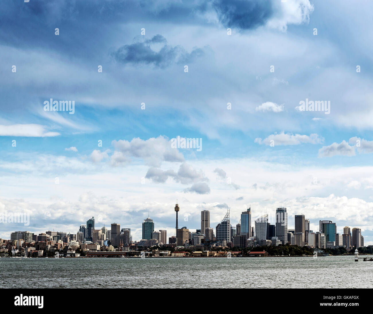 Le centre-ville de Sydney CBD paysage urbain en Australie à partir de l'eau tirée de la Ferry Manly Banque D'Images